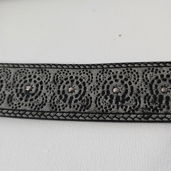 Grey fashion belt with pretty detailing. - Picture 4 of 4